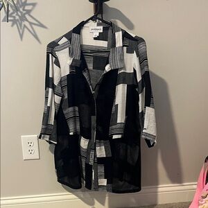 Peck & Peck Black and White Geometric Blouse